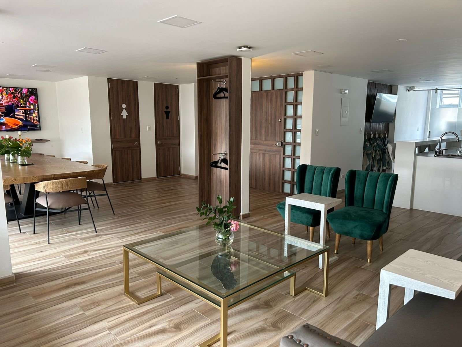 Interior de La Rua 74 — sala de reuniones en Bogotá